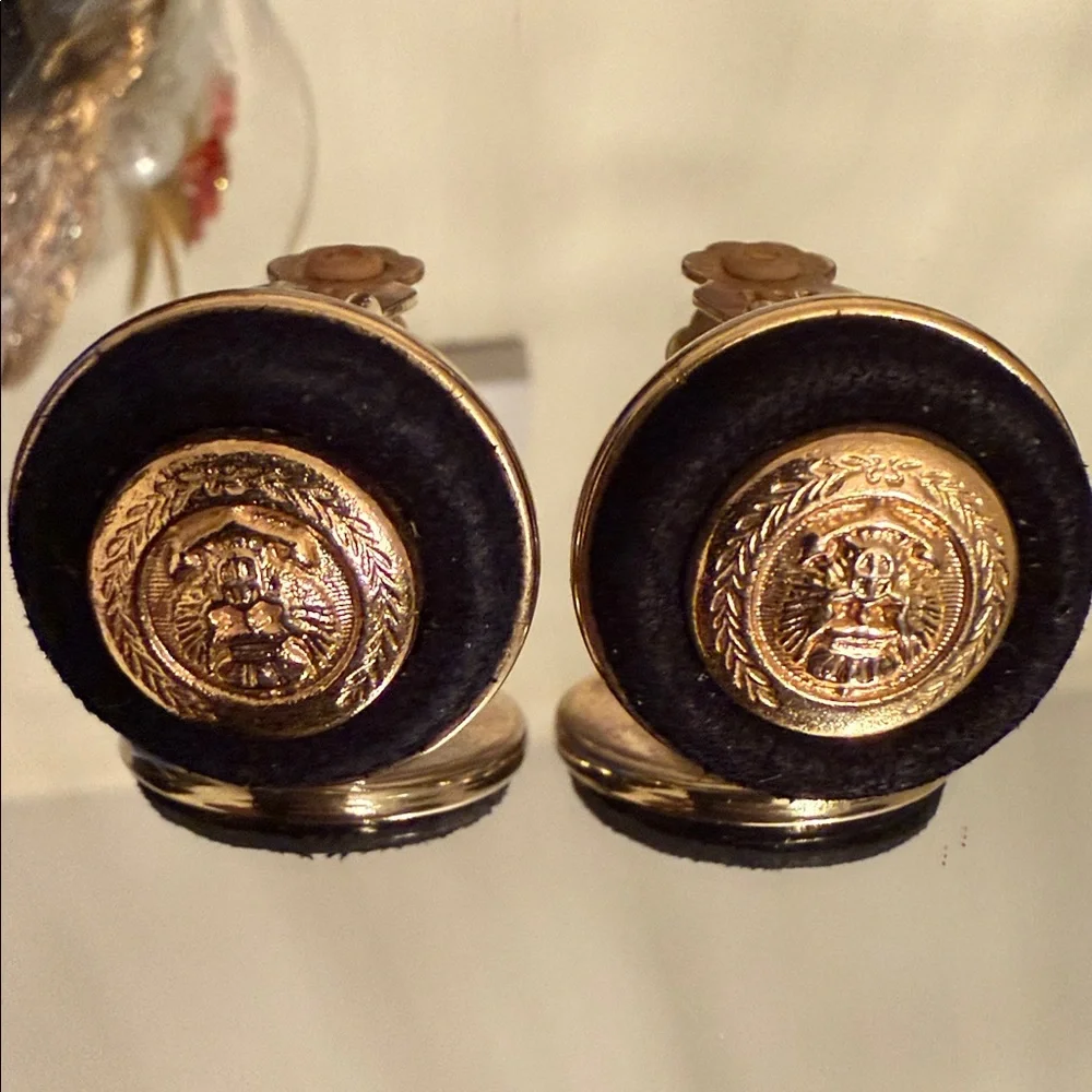 Ellen Designs signed gold tone Lion Clip On Earrings - Picture 2 of 7